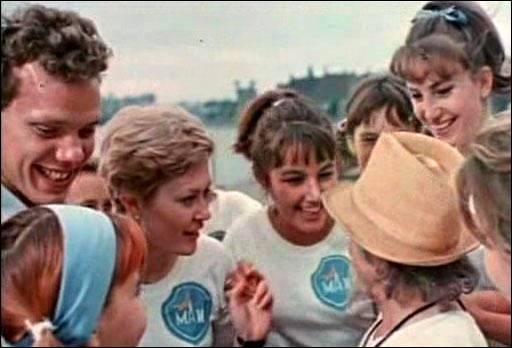 Эмблема МАИ на футболках гребцов (фильм «Королевская регата», 1966).